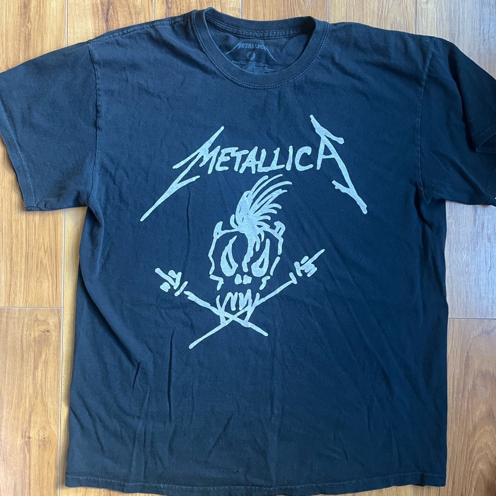 Metallica tee. Mens large.